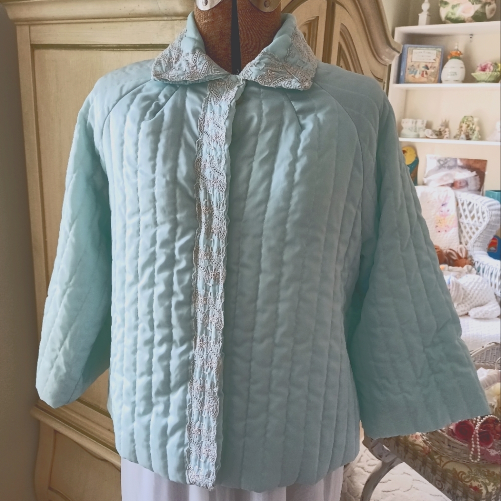 VINTAGE "BARBIZON" QUILTED, PUFFY BEDJACKET! SZ MEDIUM